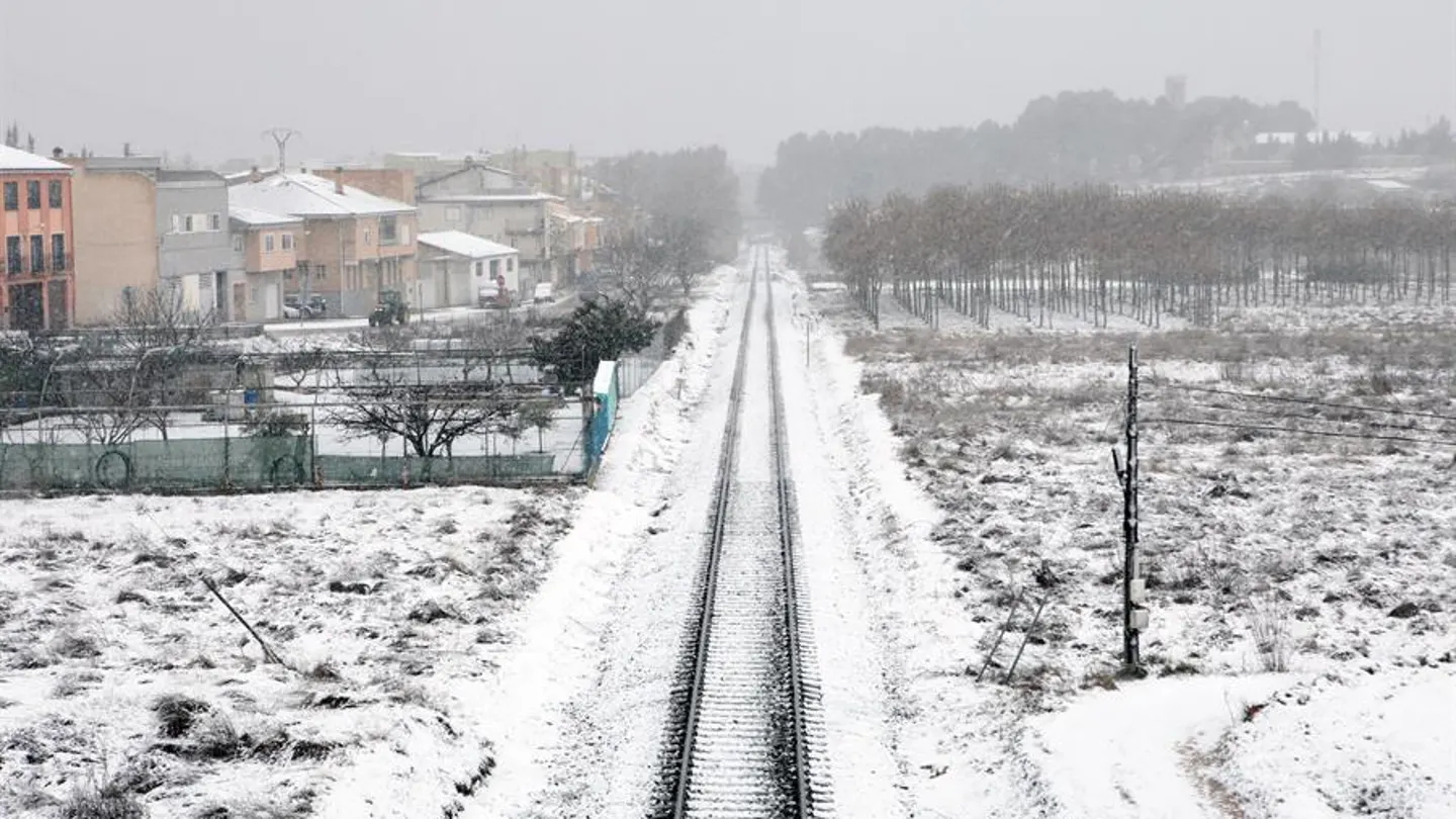 Una vía de tren cubierta por la nieve Una vía de tren cubierta por la nieve