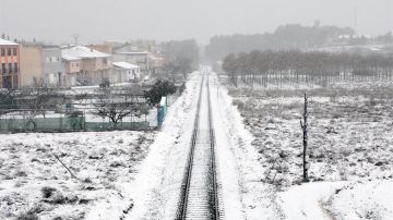 Una vía de tren cubierta por la nieve
