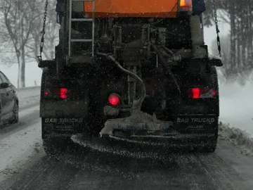 Esparcir sal en la carretera Esparcir sal en la carretera