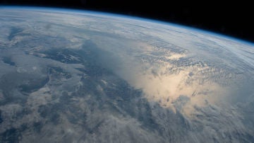 El día solar viene dado por la velocidad de rotación de la Tierra, que puede variar