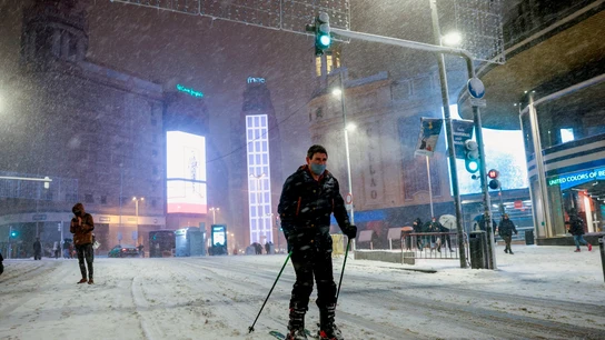 Un hombre esquía por el centro de Madrid durante la borrasca Filomena Un hombre esquía por el centro de Madrid durante la borrasca Filomena