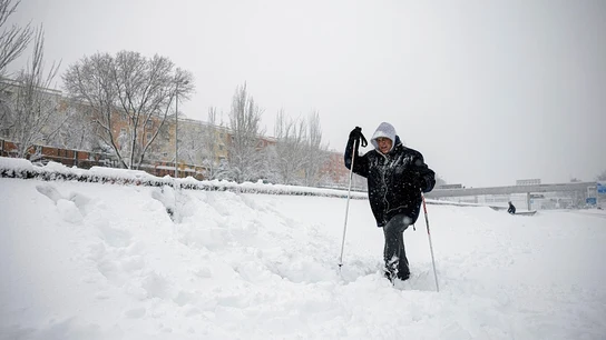 Una persona camina por la M30 a la altura de Ventas en Madrid Una persona camina por la M30 a la altura de Ventas en Madrid