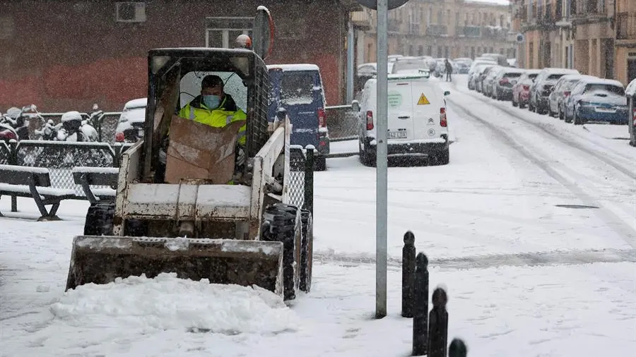 La nieve ya ha cuajado en Zaragoza 