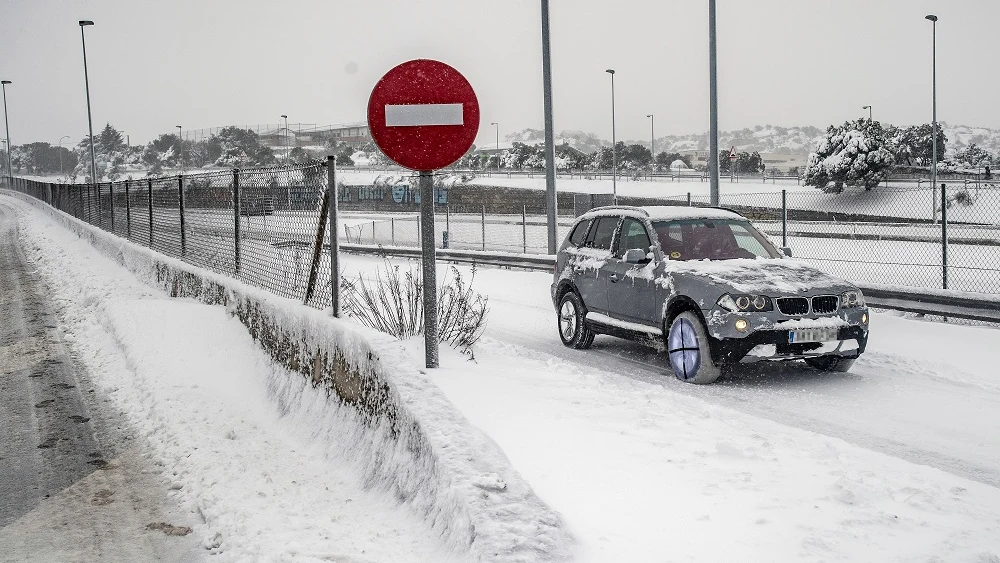 Un vehículo circula por la A-6 a su paso por Torrelodones