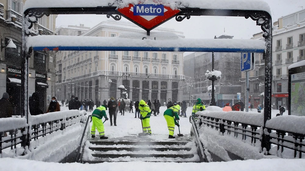 Operarios trabajan para retirar nieve y mejorar la circulación en la Puerta del Sol en Madrid