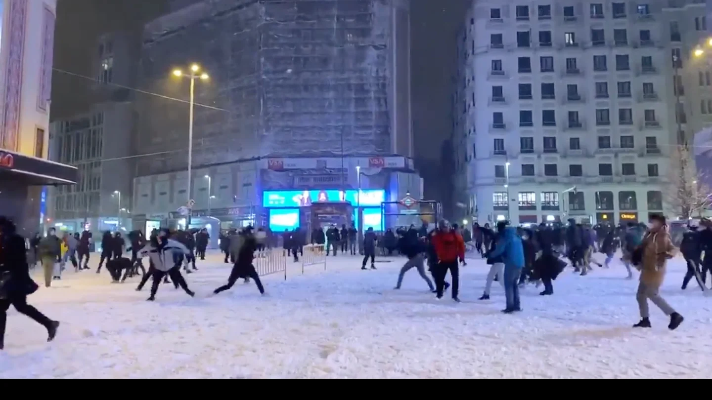 Batalla campal de bolas de nieve en Callao, Madrid Batalla campal de bolas de nieve en Callao, Madrid
