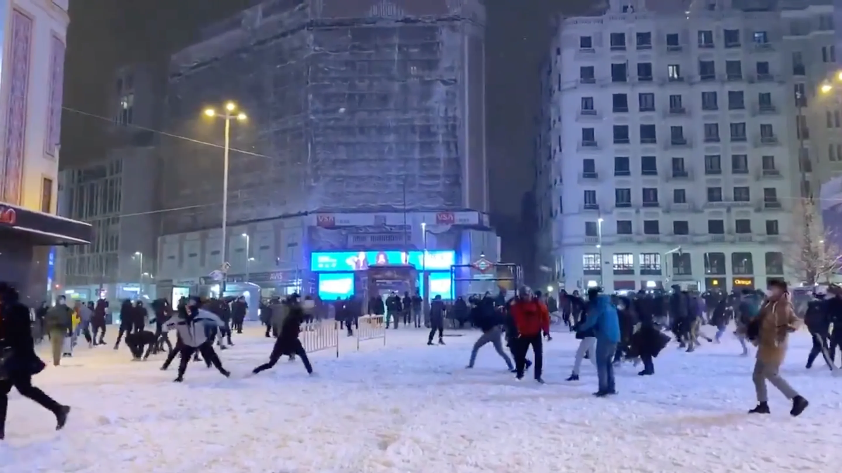 Batalla campal de bolas de nieve en Callao, Madrid