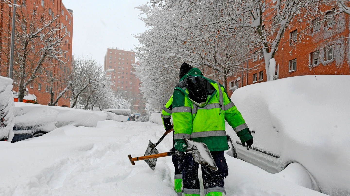 Operarios de los jardines de las viviendas de Sierra Toledana en Vallecas tratan de hacer camino para los vecinos Operarios de los jardines de las viviendas de Sierra Toledana en Vallecas tratan de hacer camino para los vecinos