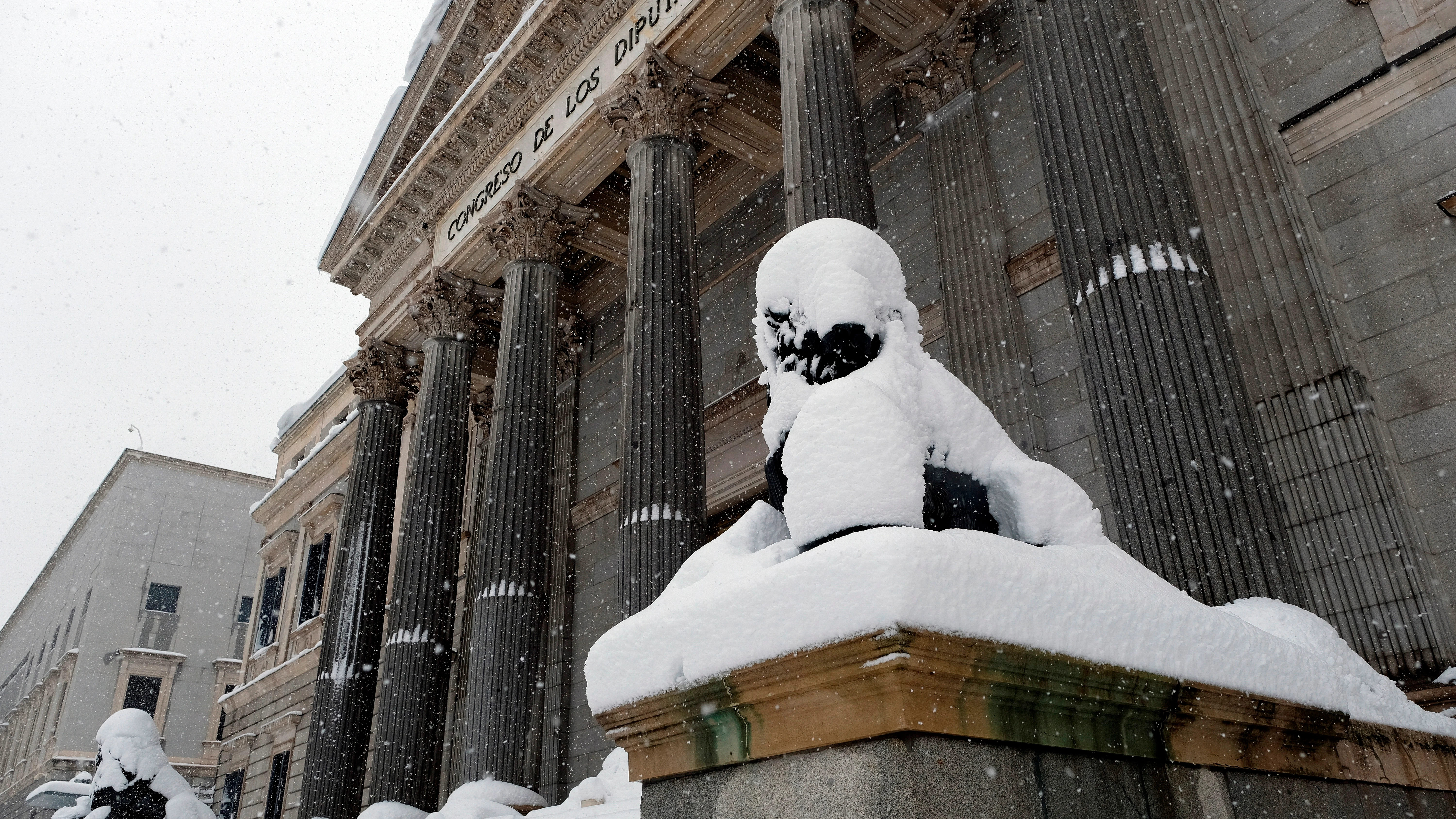 El Congreso de los Diputados, cubierto de nieve