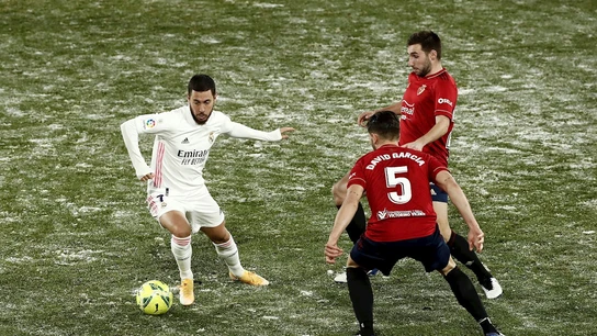 Hazard, ante dos jugadores de Osasuna Hazard, ante dos jugadores de Osasuna
