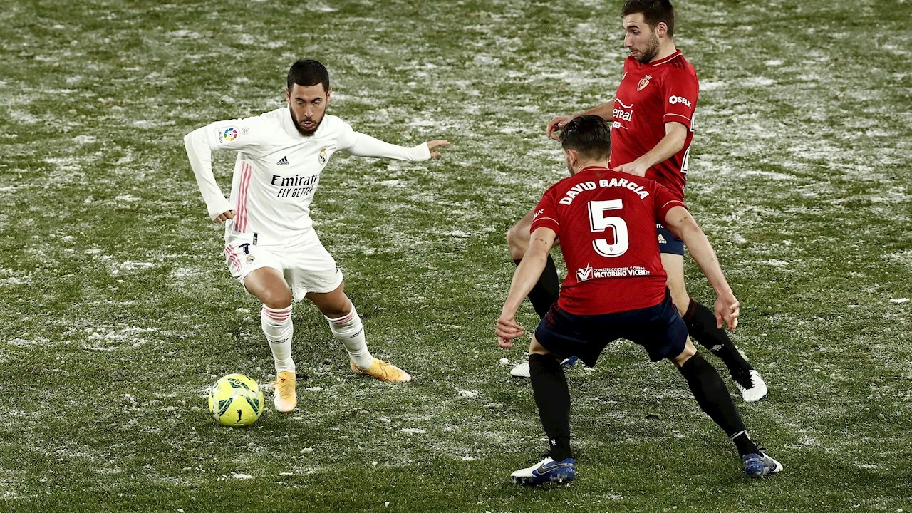 Hazard, ante dos jugadores de Osasuna