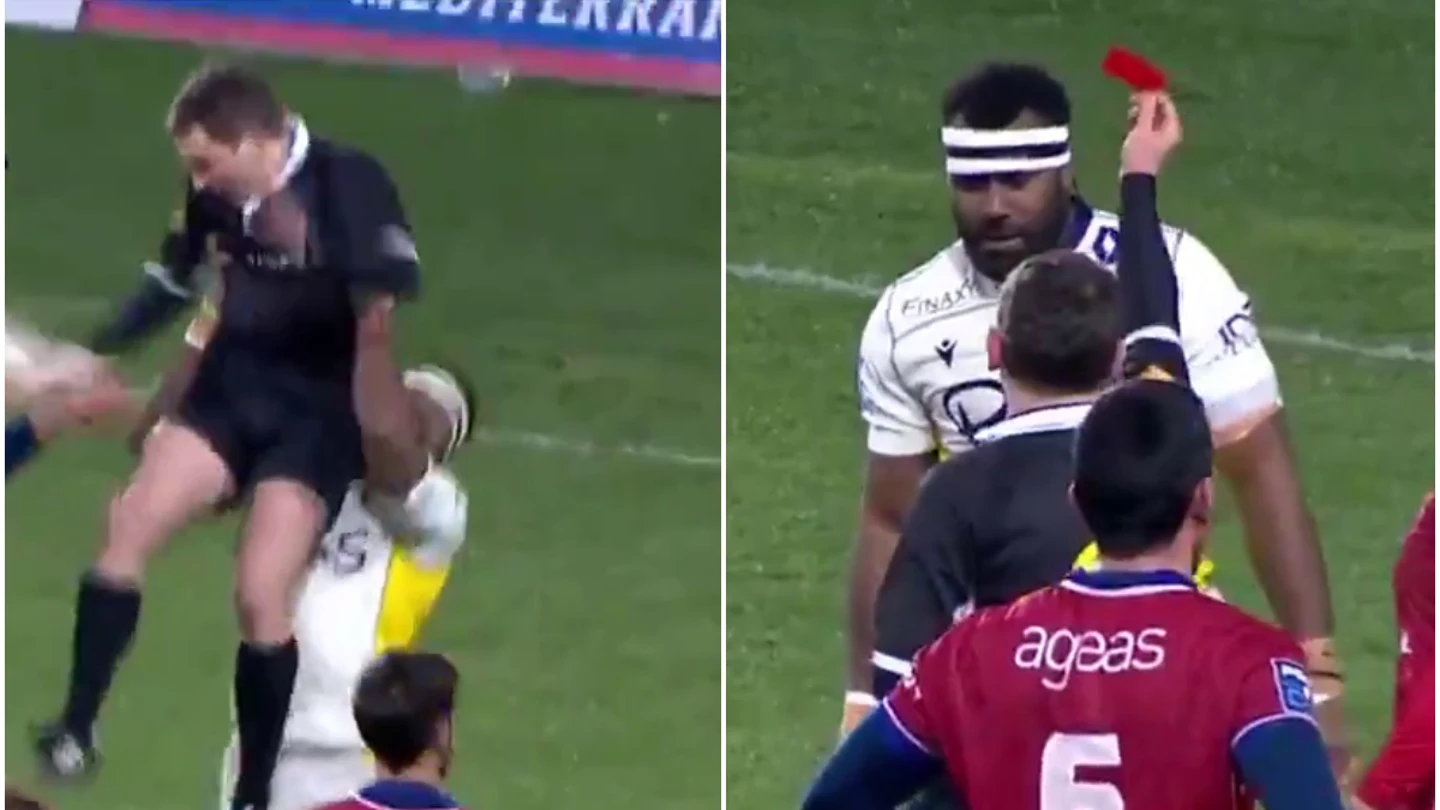 Un jugador de rugby levanta a un árbitro Un jugador de rugby levanta a un árbitro