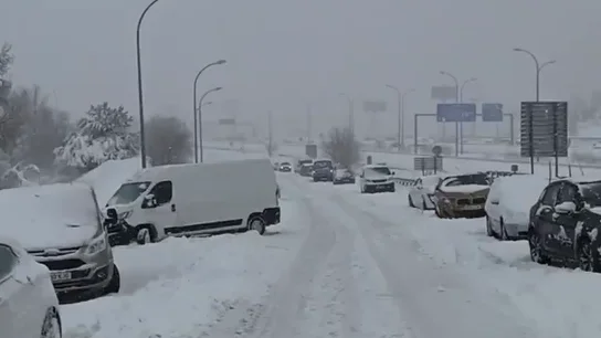 Un joven atrapado con su vehículo en la M40 por la nieve Un joven atrapado con su vehículo en la M40 por la nieve