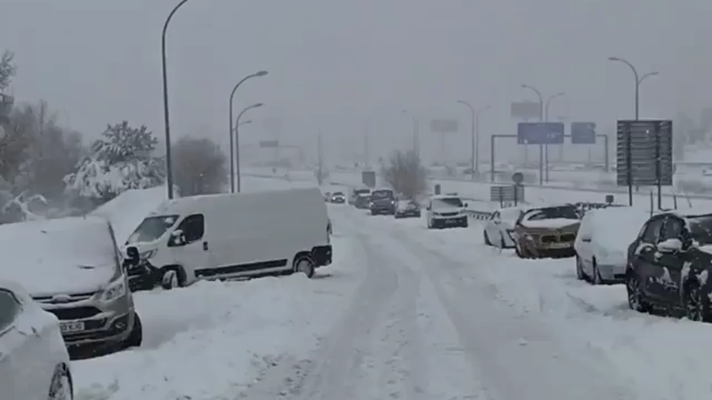 Un joven atrapado con su vehículo en la M40 por la nieve Un joven atrapado con su vehículo en la M40 por la nieve