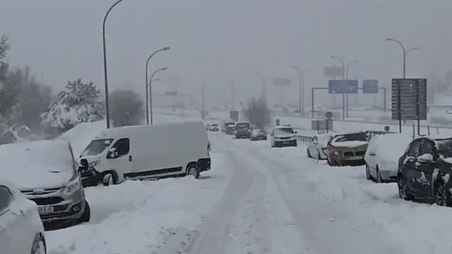 Un joven atrapado con su vehículo en la M40 por la nieve