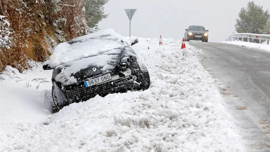 La acumulación de nieve ha provocado que este coche se salga de la carretera en Cataluña 