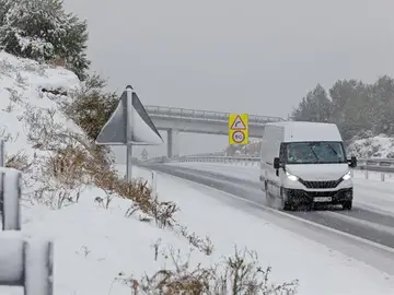 La borrasca Filomena ha obligado a cortar cuatro carreteras por acumulación de nieve en Cataluña La borrasca Filomena ha obligado a cortar cuatro carreteras por acumulación de nieve en Cataluña