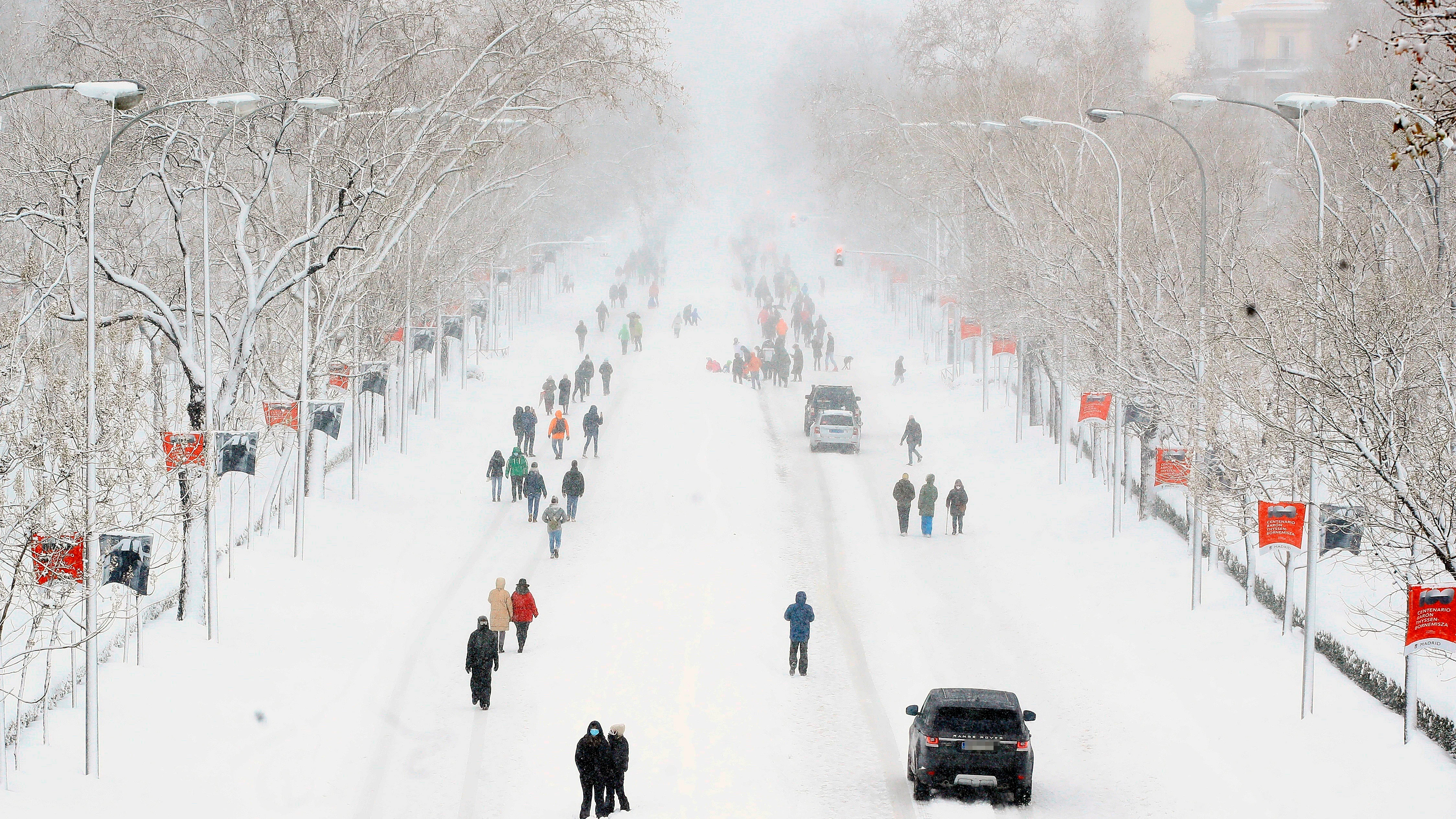 El Paseo de la Castellana de Madrid, cubierto por la nieve