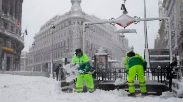 Operarios retiran la nieve caída en Madrid