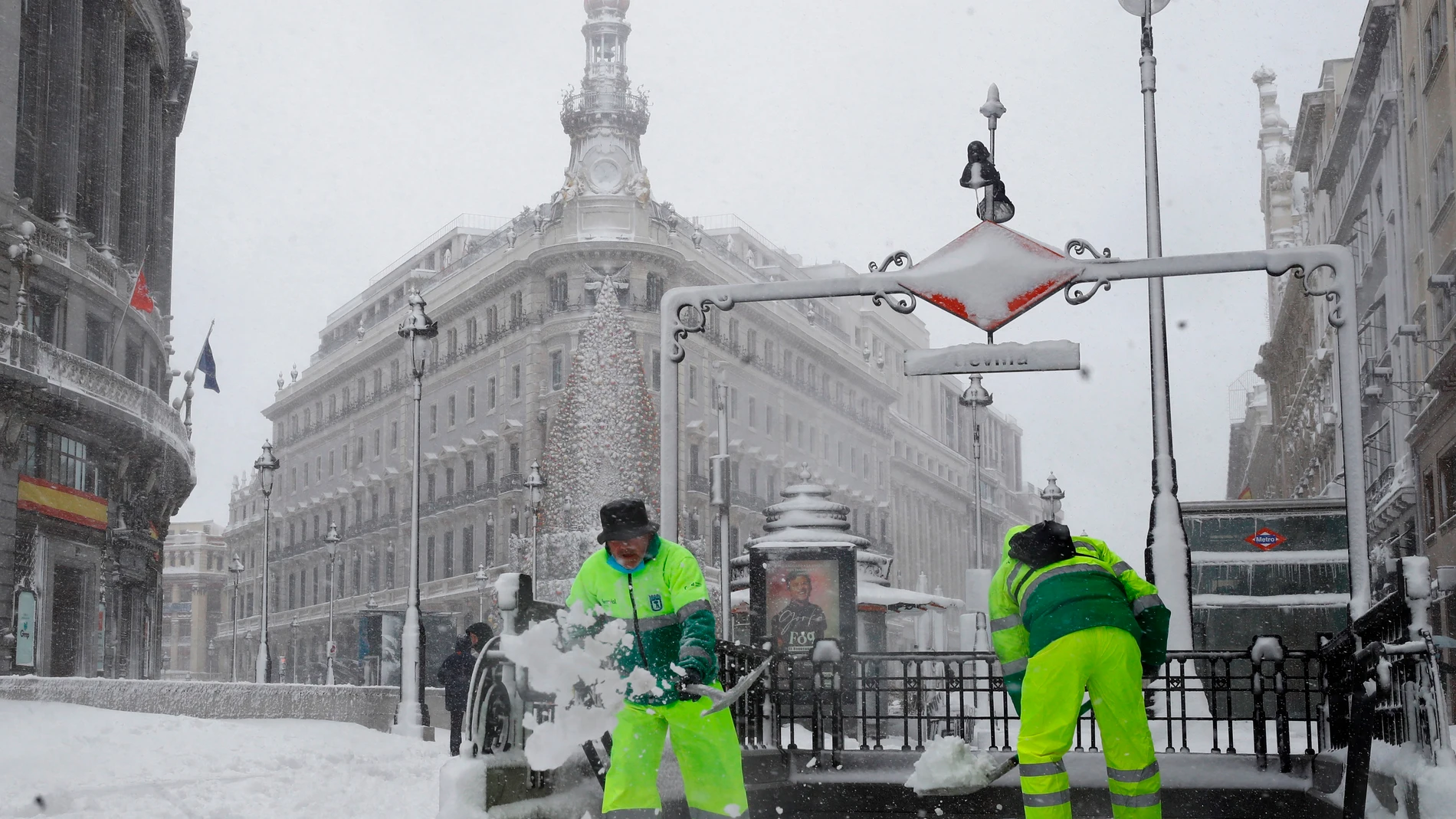 Operarios retiran la nieve caída en Madrid