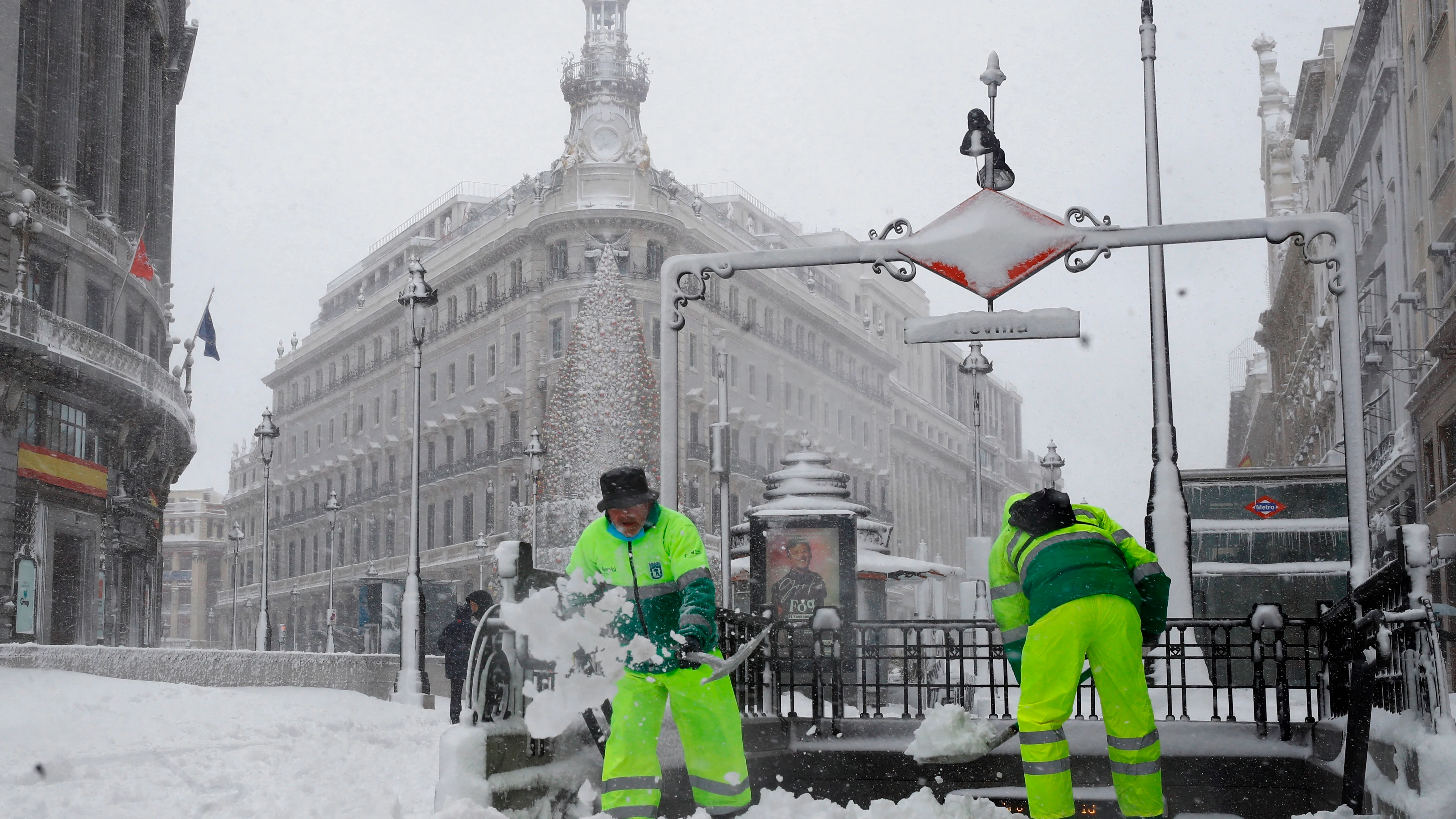 Operarios retiran la nieve caída en Madrid