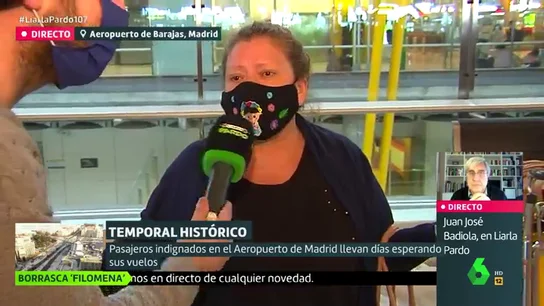 Indignación entre los pasajeros atrapados en Barajas sin comida ni mascarillas: "Nos tratan como si pidiésemos limosna" Indignación entre los pasajeros atrapados en Barajas sin comida ni mascarillas: "Nos tratan como si pidiésemos limosna"