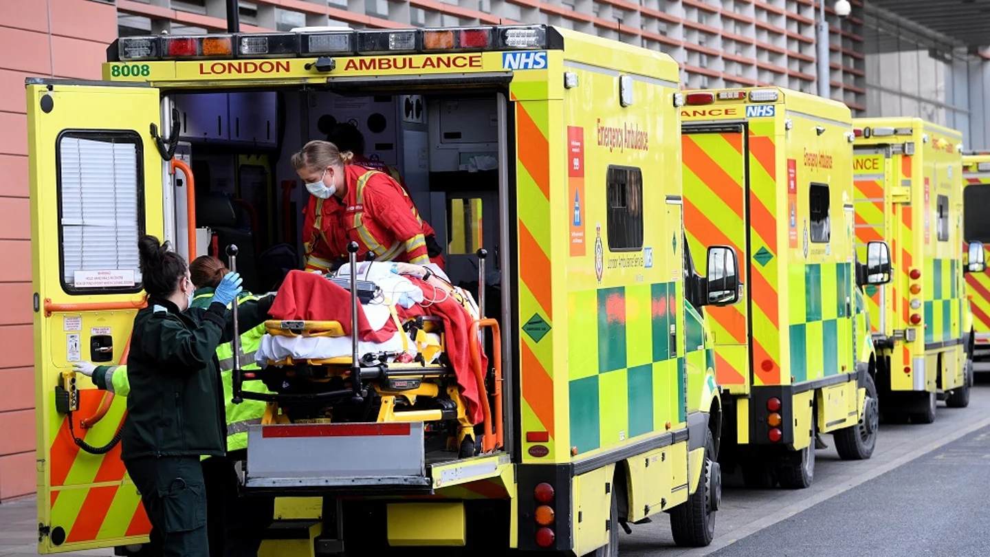 Imagen de sanitarios con un paciente en una ambulancia de Reino Unido Imagen de sanitarios con un paciente en una ambulancia de Reino Unido