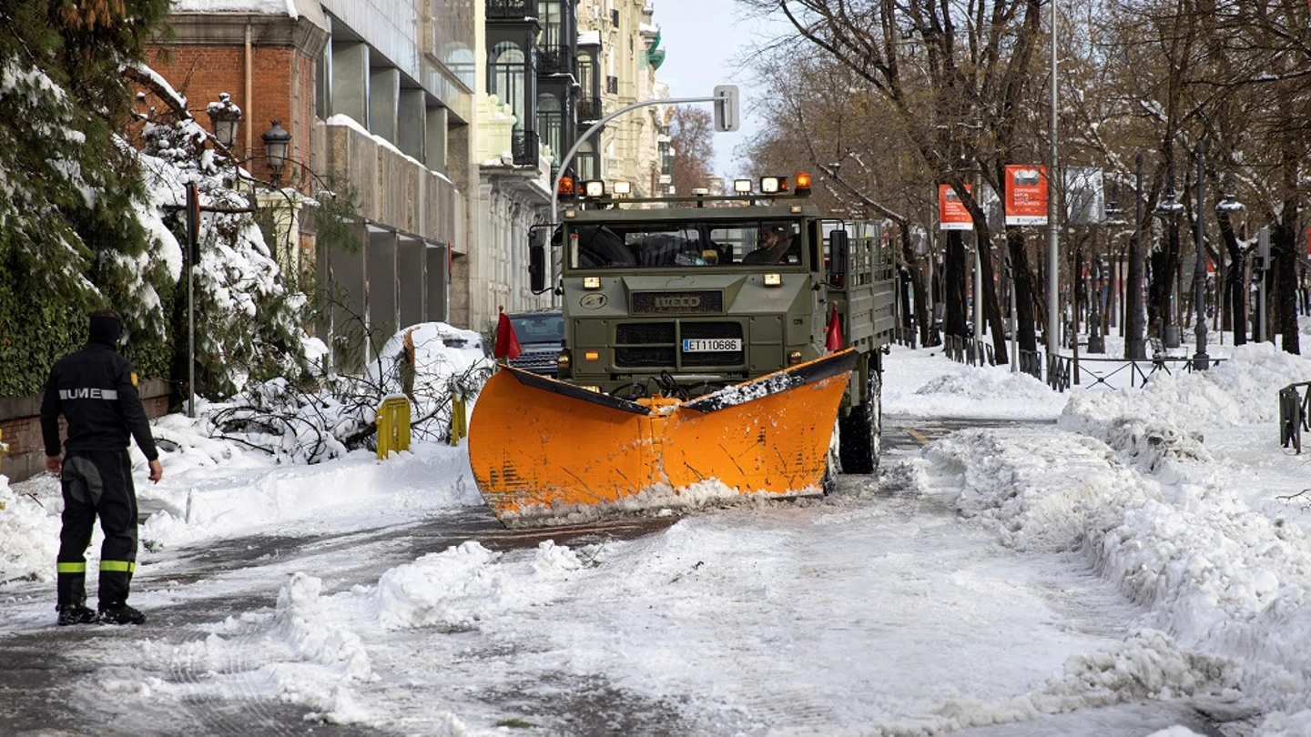 La UME trabajando para retirar la nieve en Madrid La UME trabajando para retirar la nieve en Madrid