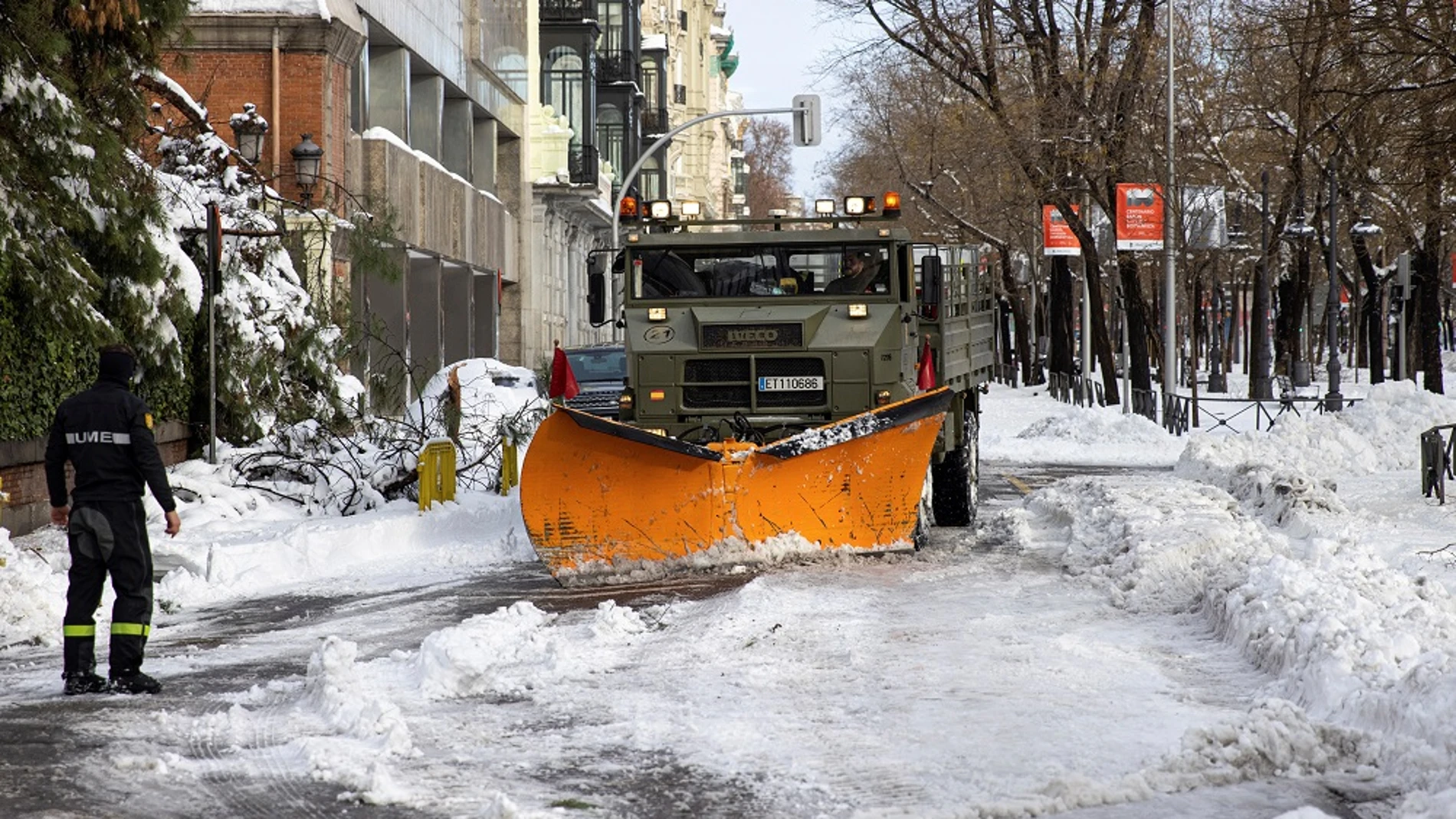 La UME trabajando para retirar la nieve en Madrid