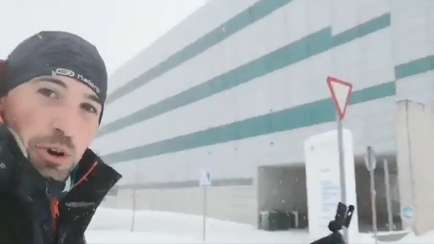 Un MIR llega a hacer guardia en su hospital bajo la nieve Un MIR llega a hacer guardia en su hospital bajo la nieve