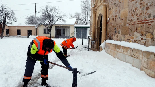 Un operario retira la nieve tras el temporal Filomena Un operario retira la nieve tras el temporal Filomena