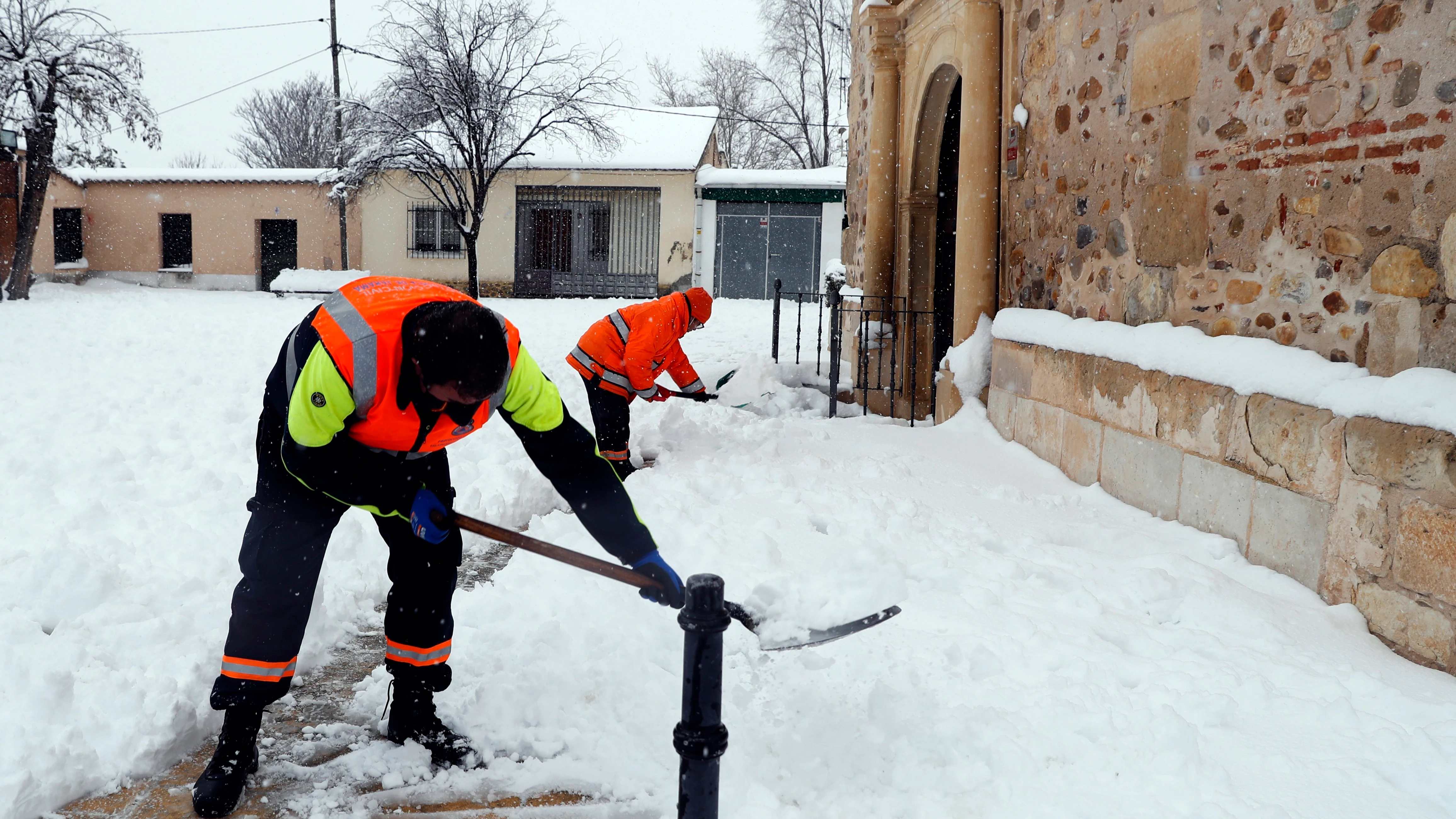 Un operario retira la nieve tras el temporal Filomena