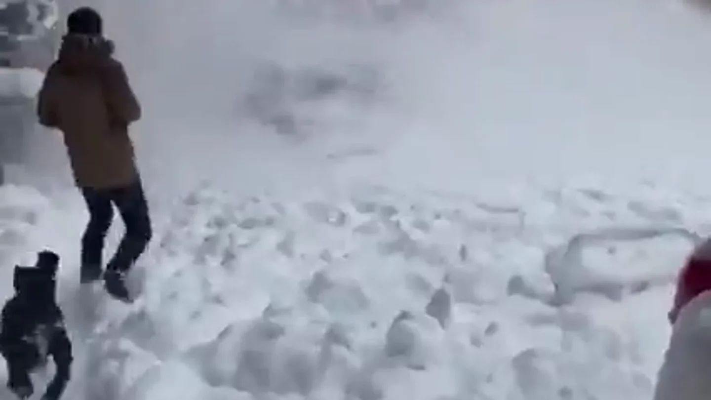 Impactantes imágenes del peligro de la nieve acumulada en las cornisas: casi quedan sepultados bajo la nieve Impactantes imágenes del peligro de la nieve acumulada en las cornisas: casi quedan sepultados bajo la nieve