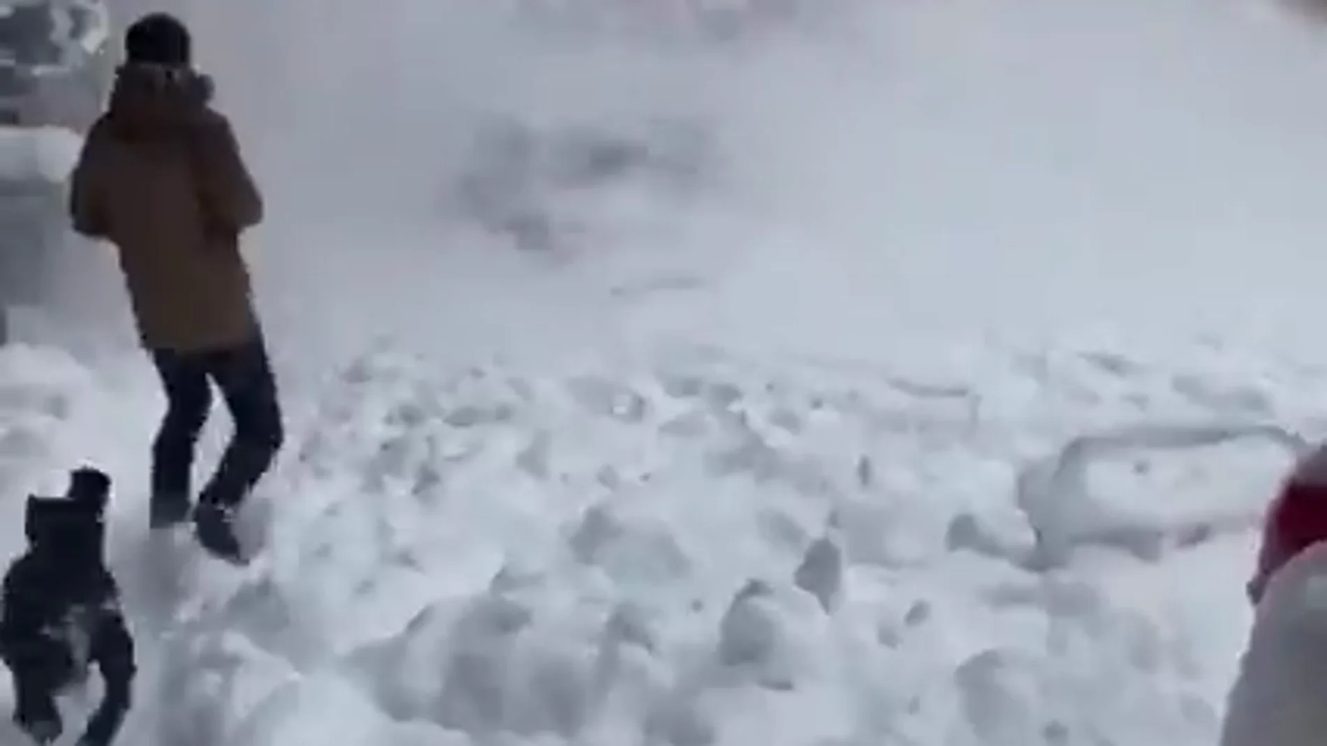 Impactantes imágenes del peligro de la nieve acumulada en las cornisas: casi quedan sepultados bajo la nieve