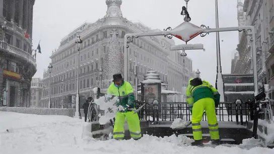 Operarios quitan la nieve en las cercanías a la Puerta del Sol de Madrid Operarios quitan la nieve en las cercanías a la Puerta del Sol de Madrid