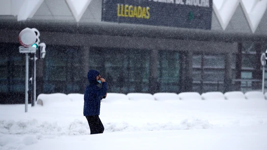 Un hombre espera en la estación de Atocha bajo la nieve Un hombre espera en la estación de Atocha bajo la nieve
