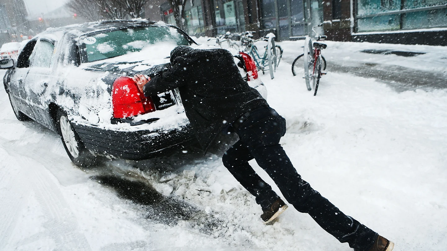 Errores que debes evitar al arrancar tu coche por la nevada para evitar dañarlo Errores que debes evitar al arrancar tu coche por la nevada para evitar dañarlo