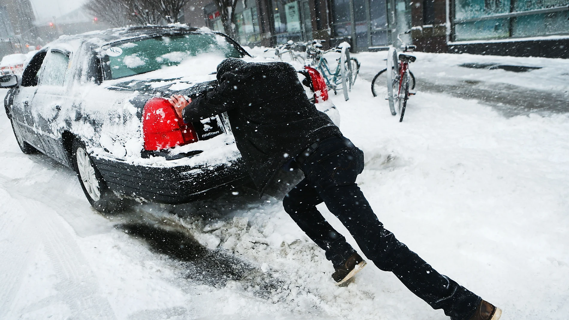 Errores que debes evitar al arrancar tu coche por la nevada para evitar dañarlo