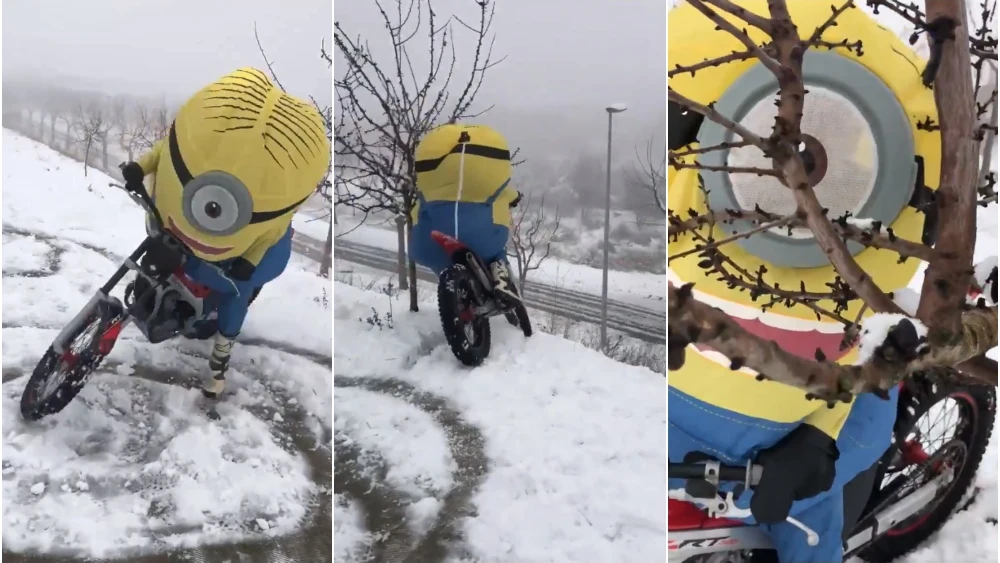 Alex Márquez vestido de Minion en una moto de trial