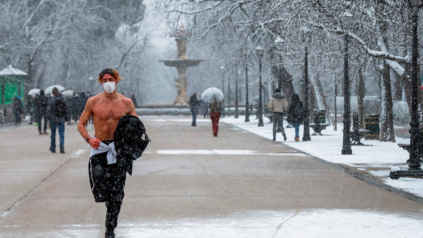 ¿Cómo caminar sobre la nieve helada? Chico corriendo por la nieve