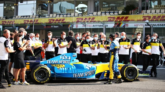 Fernando Alonso, junto al R25. Fernando Alonso, junto al R25.