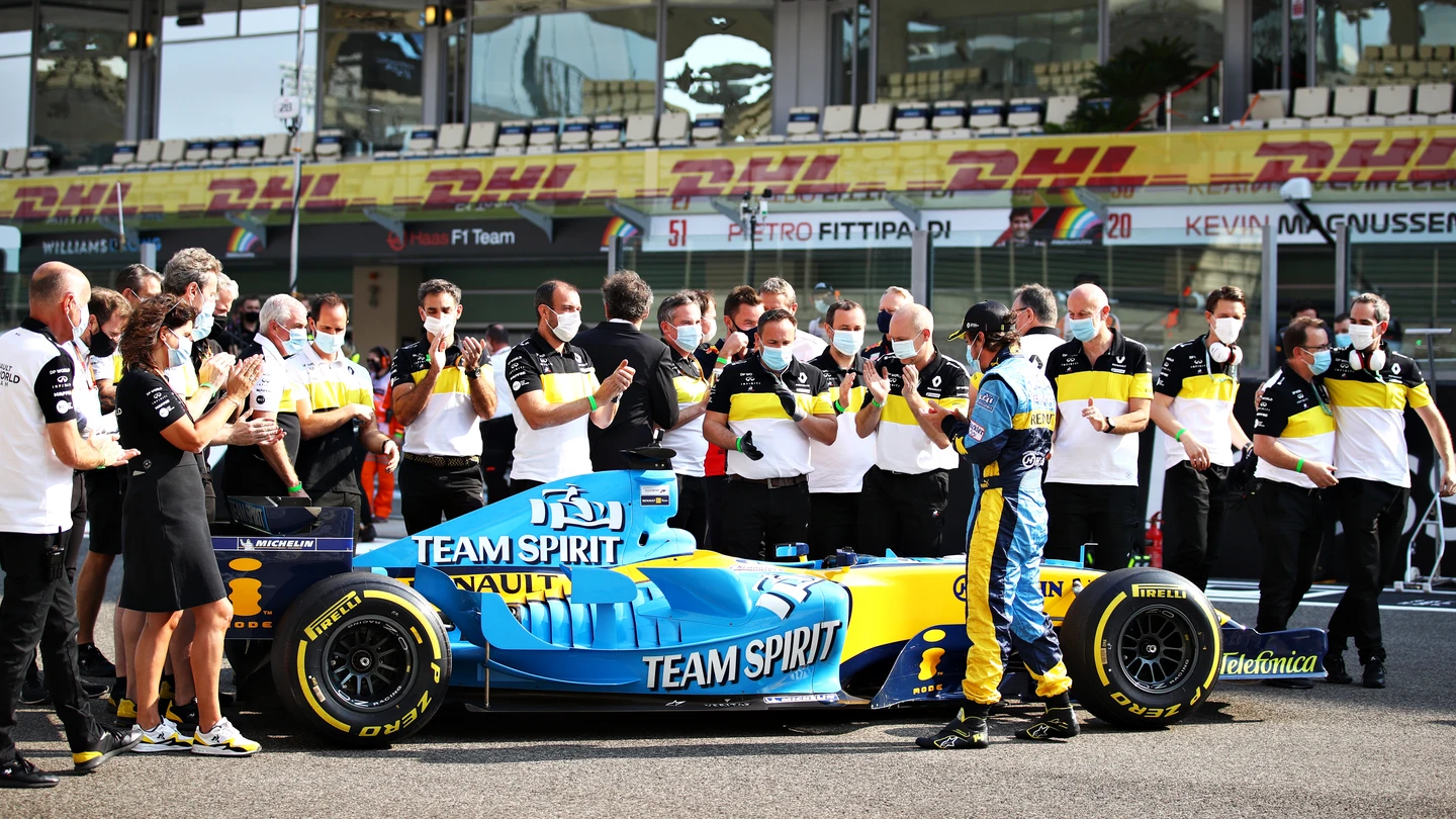 Fernando Alonso, junto al R25. Fernando Alonso, junto al R25.