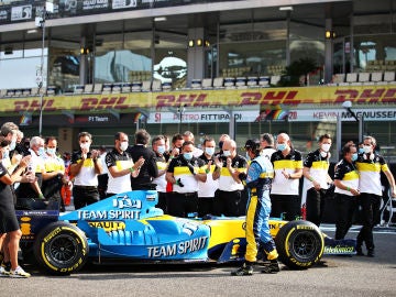 Fernando Alonso, junto al R25.