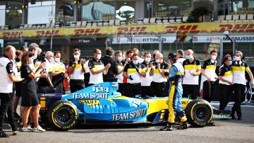 Fernando Alonso, junto al R25.