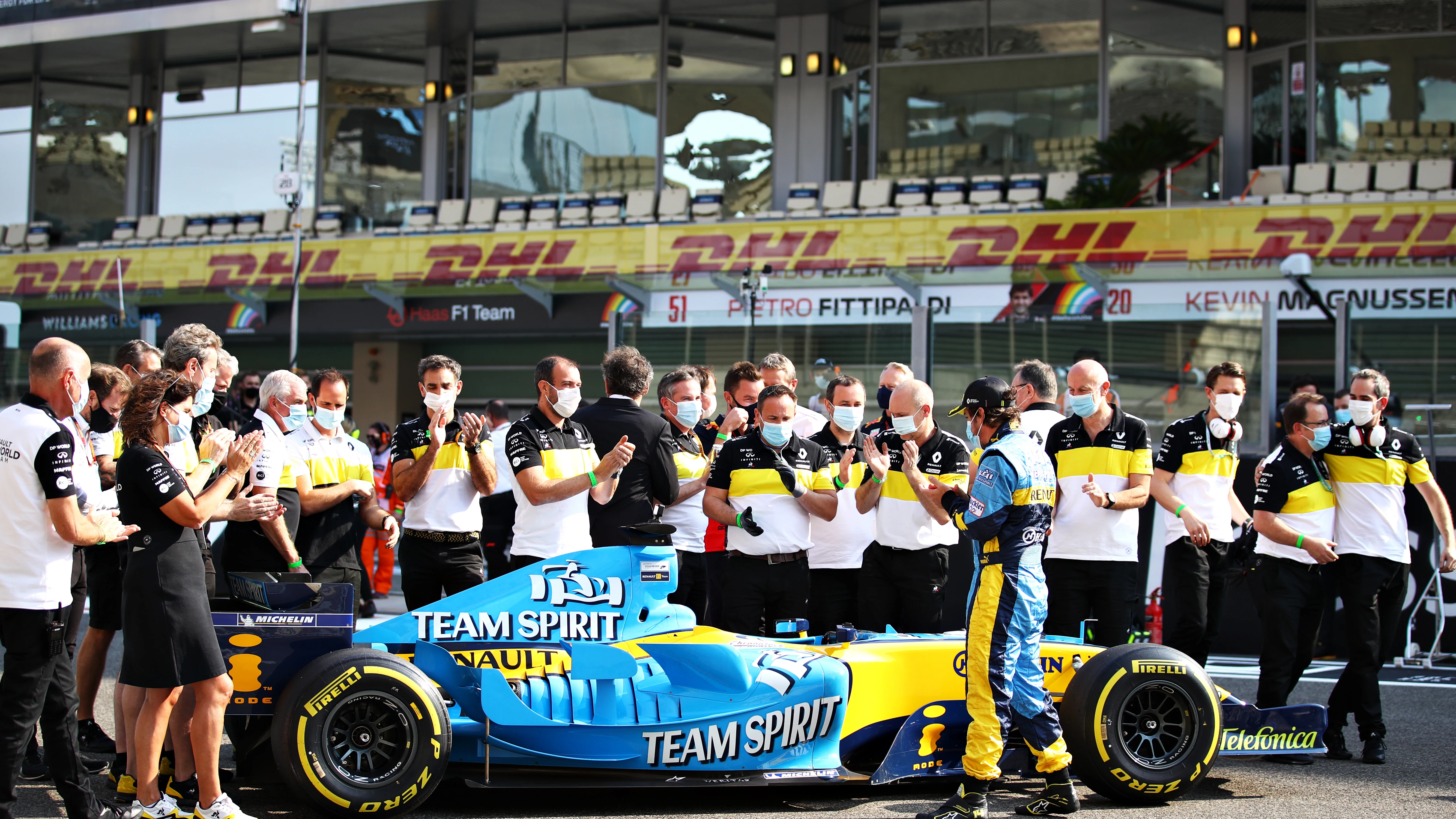 Fernando Alonso, junto al R25.