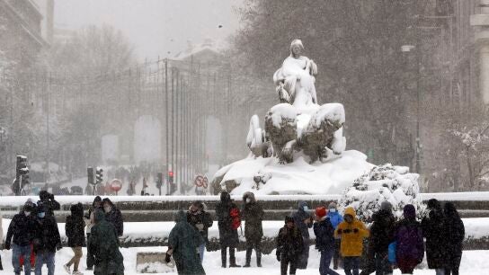 Vista de la plaza de la Cibeles de Madrid, este s&aacute;bado, cubierto de nieve tras el paso de la borrasca Filomena.