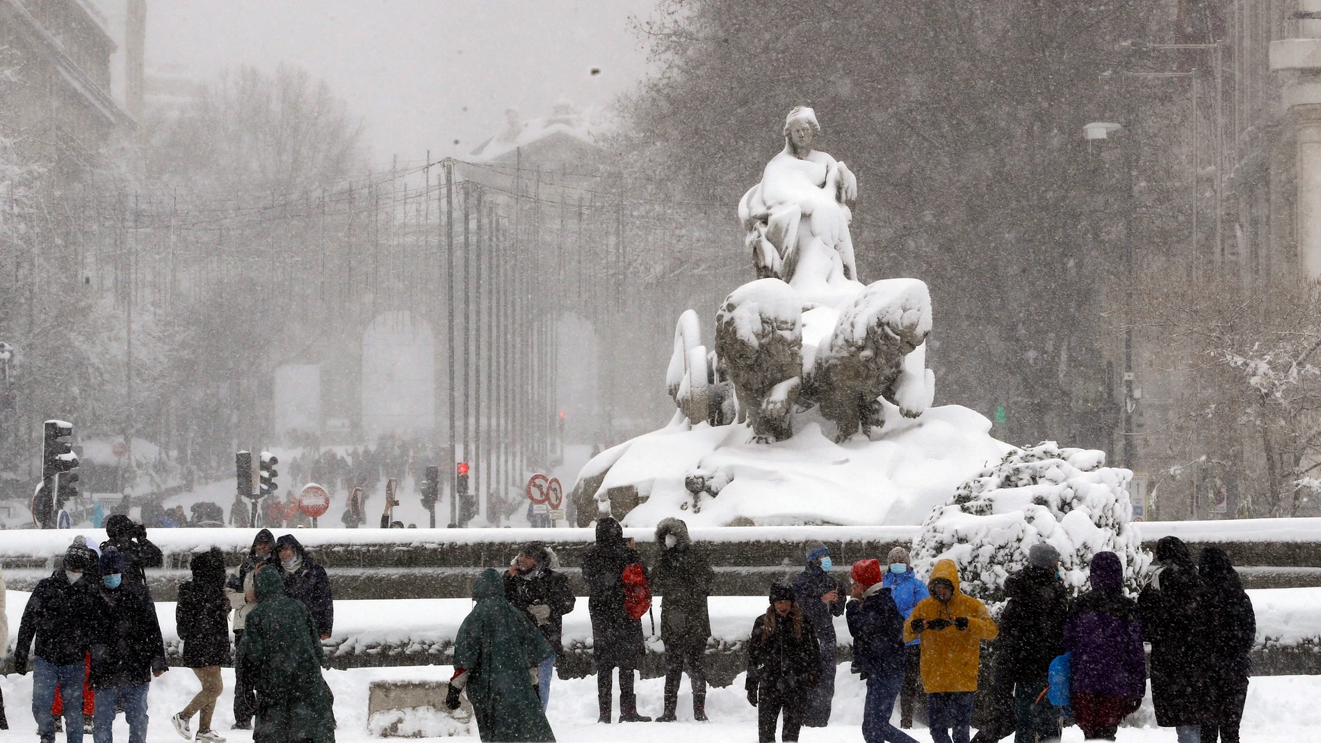 Vista de la plaza de la Cibeles de Madrid, este sábado, cubierto de nieve tras el paso de la borrasca Filomena.