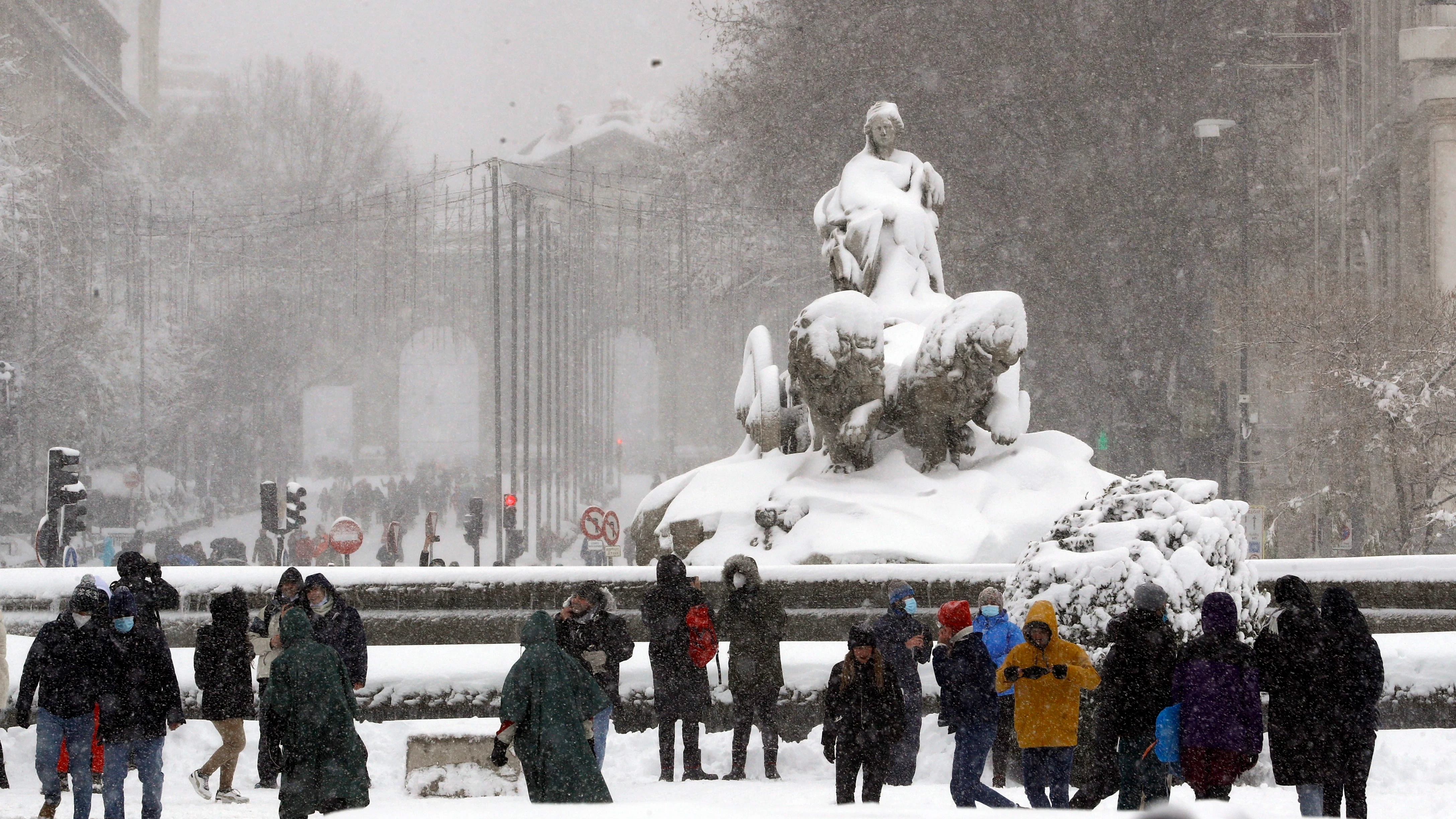 Vista de la plaza de la Cibeles de Madrid, este sábado, cubierto de nieve tras el paso de la borrasca Filomena.