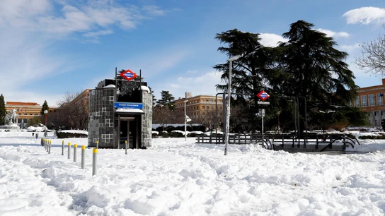 Vista de la salida de metro de Ciudad Universitaria cubierta de nieve este lunes Vista de la salida de metro de Ciudad Universitaria cubierta de nieve este lunes