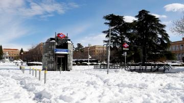 Vista de la salida de metro de Ciudad Universitaria cubierta de nieve este lunes